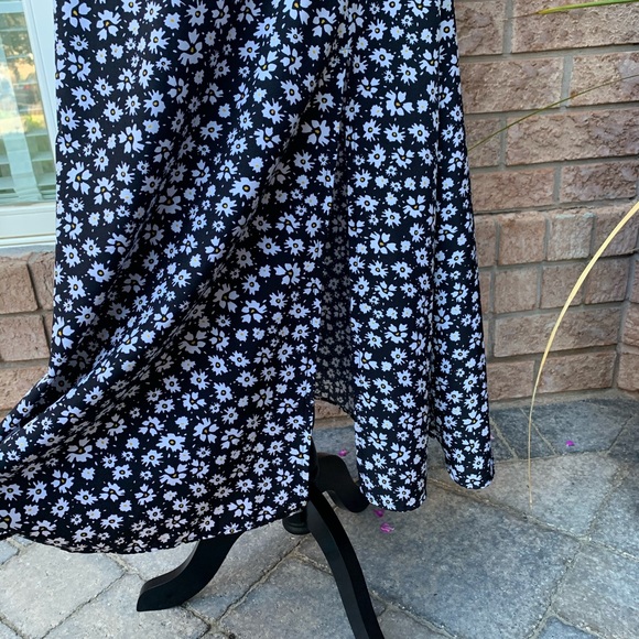 💥$11 - Daisy Dress 🌼 with a slit 👗💋 - Picture 4 of 6